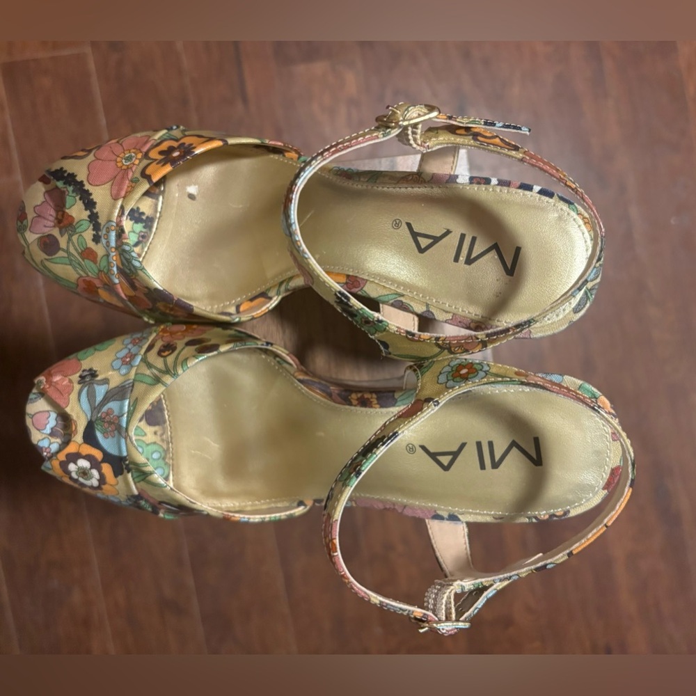 Mia peep toe wedges size 8 very slightly used